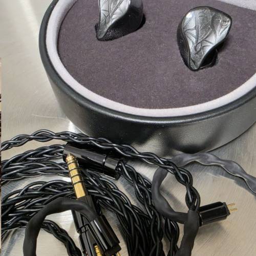 IO Audio VOLARE 三混合入耳式耳機。