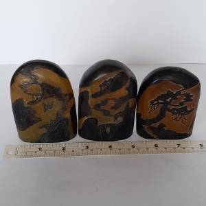 清理古舊 存貨，一手3個雕刻風景畫 天然石，约3.5x3x1寸，重约360／380 克，可作擺...