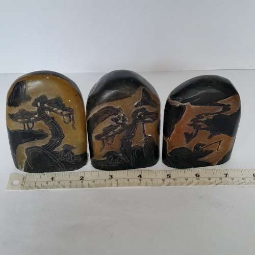 清理古舊 存貨，一手3個雕刻風景畫 天然石，约3.5x3x1寸，重约360／380 克，可作擺...