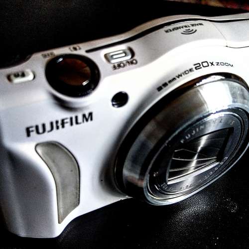 罕有放售八九成新富士 F800 EXR高階隨身輕便相机