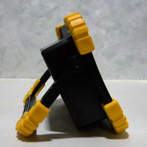 超薄 20W LED 便攜燈 兩粒18650 鋰電池或三粒AA 碱性電池供電