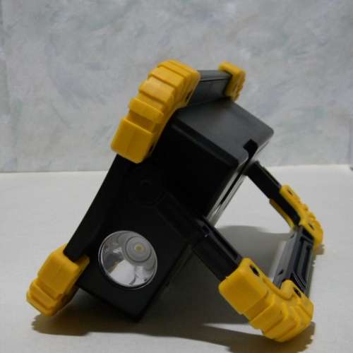 超薄 20W LED 便攜燈 兩粒18650 鋰電池或三粒AA 碱性電池供電