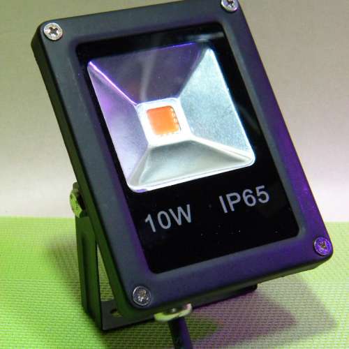 全新 LED 植物生長燈 10W-50W 採用全波段晶片 IP66 防水防塵外殼 促進植物蔬菜生長