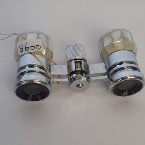 日本古董歌劇院雙筒望遠鏡珍藏版。每個價錢如照片顯示兩個起價錢可以商議。no.WB5....