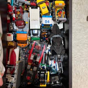 物超所值 Lego 大量不同款式車、以及原有超多人仔 ，雷神、美國隊長等等看不清人仔...