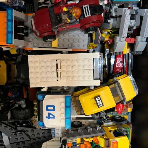 物超所值 Lego 大量不同款式車、以及原有超多人仔 ，雷神、美國隊長等等看不清人仔...