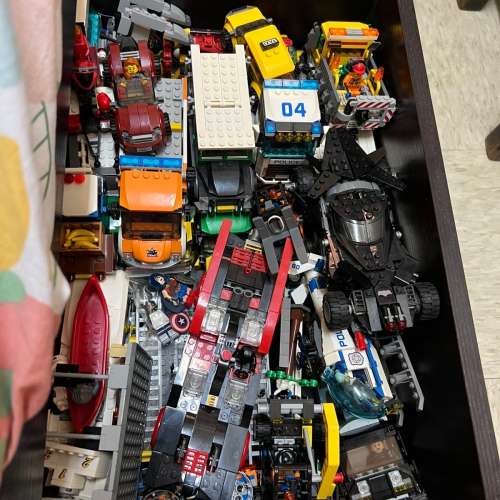 物超所值 Lego 大量不同款式車、以及原有超多人仔 ，雷神、美國隊長等等看不清人仔...