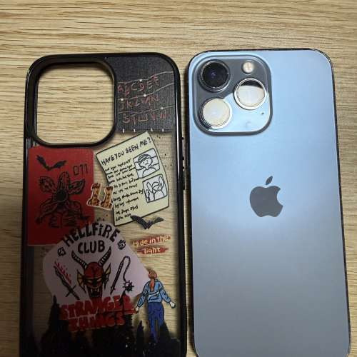 iPhone 13pro 256gb,港行雙卡，電池健康度81、邊框有花，所有功能正常！有Mon貼有...