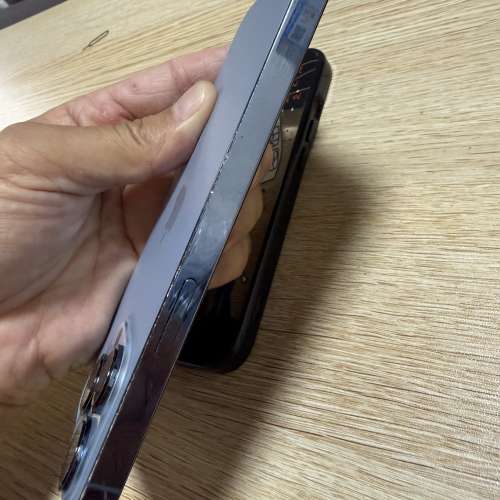 iPhone 13pro 256gb,港行雙卡，電池健康度81、邊框有花，所有功能正常！有Mon貼有...