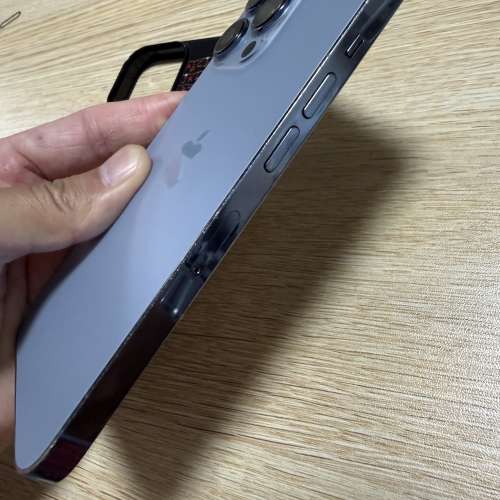 iPhone 13pro 256gb,港行雙卡，電池健康度81、邊框有花，所有功能正常！有Mon貼有...