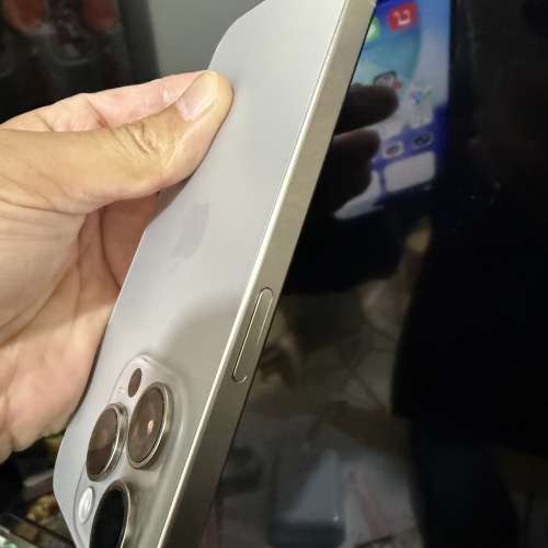iPhone 15pro 256gb,港行雙卡極新，原色鈦金屬，所有功能正常！全套齊！