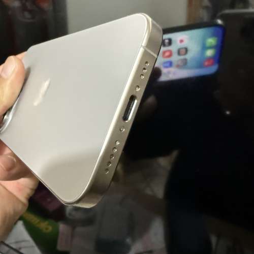 iPhone 15pro 256gb,港行雙卡極新，原色鈦金屬，所有功能正常！全套齊！