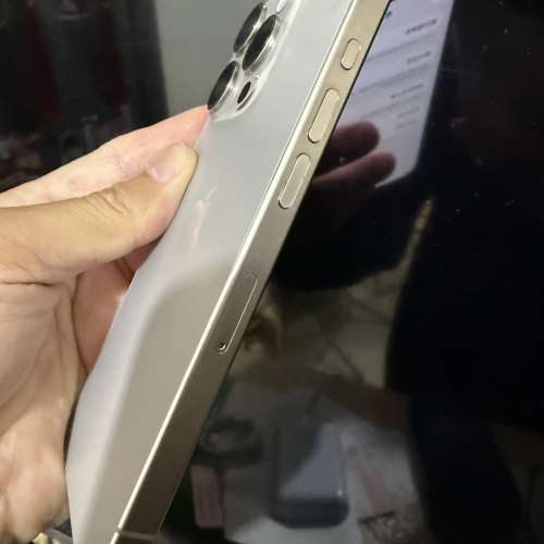 iPhone 15pro 256gb,港行雙卡極新，原色鈦金屬，所有功能正常！全套齊！