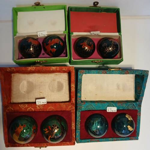 一手四個景泰藍健身球，  3個47mm,1個52 mm, 4個清貨共售160 元 加送禮品。noDB4.3.26