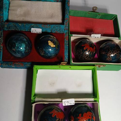 一手四個景泰藍健身球，  3個47mm,1個52 mm, 4個清貨共售160 元 加送禮品。noDB4.3.26