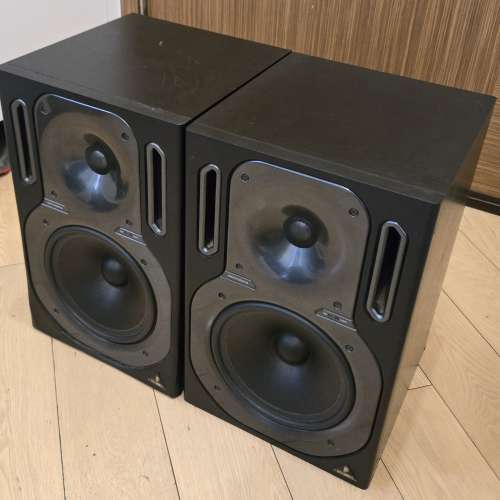 Behringer TRUTH B2031A High-Resolution, Active 2-Way Reference Studio Monitor,