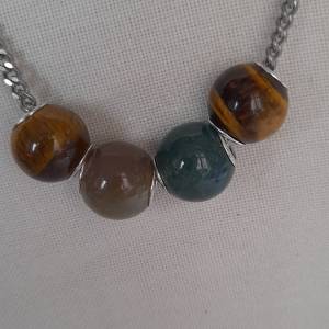 一手四個天然半寶石鑲嵌純銀圓環，約14x14mm，配上廿四寸不銹鋼頸鏈。no.6.3.26