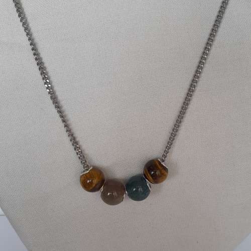 一手四個天然半寶石鑲嵌純銀圓環，約14x14mm，配上廿四寸不銹鋼頸鏈。no.6.3.26