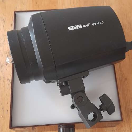 清理專業攝影器材半賣半送，一手全新影樓燈，加閃燈，加腳架，影樓傘，全部共售550...