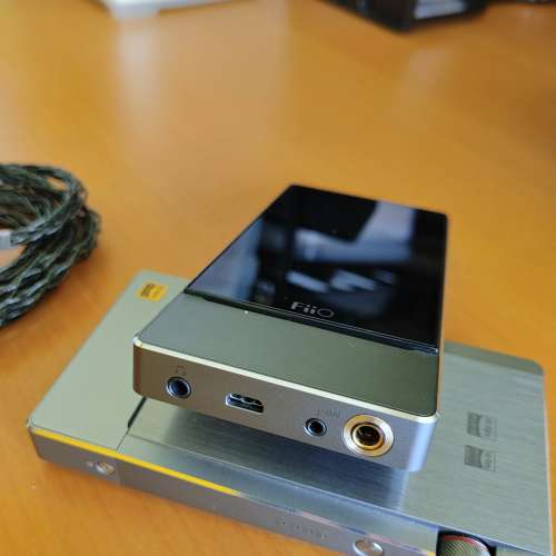 全部九成五以上新Fiio X7, Fiio Q5s+AM3D, 耳機Fender Track, 另外跟一条Xone 4.4插...
