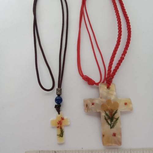 一手兩個貝殼十字架吊墜，多年前從德國入口，一面印有彩色花朵，款式獨特收藏佳品。