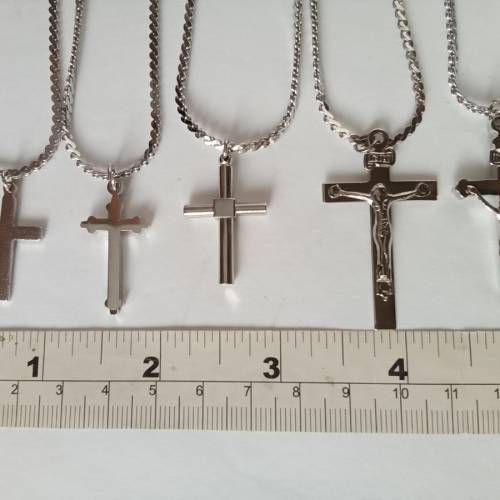 一手五個精巧金屬十字架，配上16寸銅頸鏈，五套共售150元。NO.B8.3.26