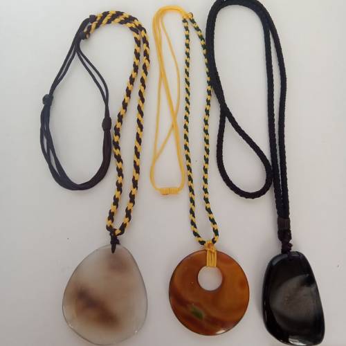 一手三個雙用途瑪瑙吊墜連廿四寸繩頸鏈，可作隨身按摩器，美觀方便實用。三套共售20...