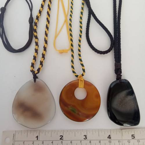 一手三個雙用途瑪瑙吊墜連廿四寸繩頸鏈，可作隨身按摩器，美觀方便實用。三套共售20...