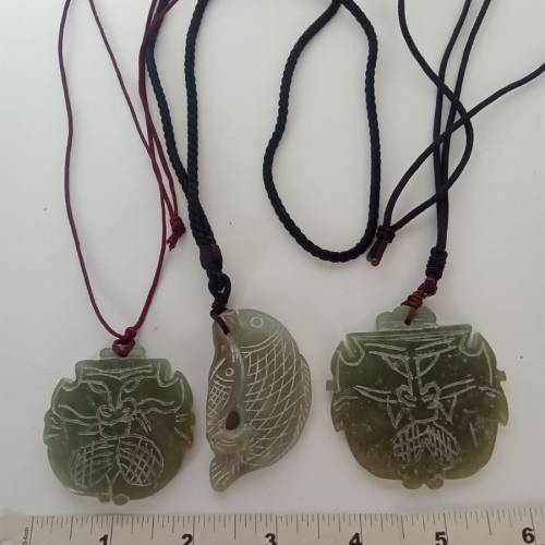 一手三個中國玉吊墜連繩頸鏈，三套共售150元，單一套100元。no.B8.3.26