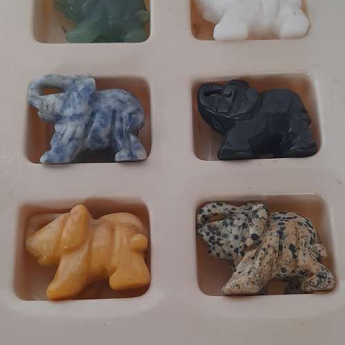 半價清貨。一手十二隻1.5寸天然雜石象雕擺件，原價720元，現在一套12隻只售360元。...