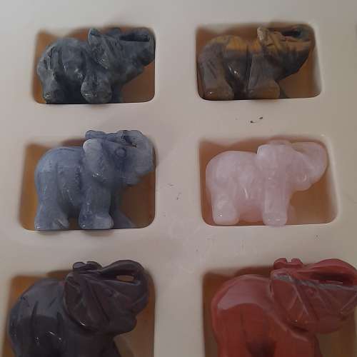 半價清貨。一手十二隻1.5寸天然雜石象雕擺件，原價720元，現在一套12隻只售360元。...
