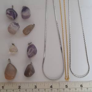 一手八個天然紫晶吊墜共售200元，如果配上十六寸銅鏈頸，每一套加5元。no.1.4.26