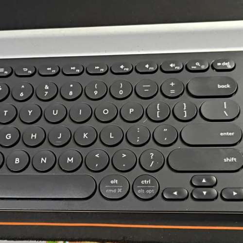 Logitech K780 多工無線鍵盤 使用2 x AAA電池 / Unifying 無線技術或藍牙連線