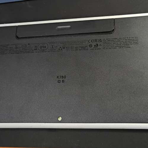 Logitech K780 多工無線鍵盤 使用2 x AAA電池 / Unifying 無線技術或藍牙連線
