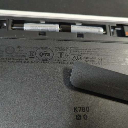 Logitech K780 多工無線鍵盤 使用2 x AAA電池 / Unifying 無線技術或藍牙連線