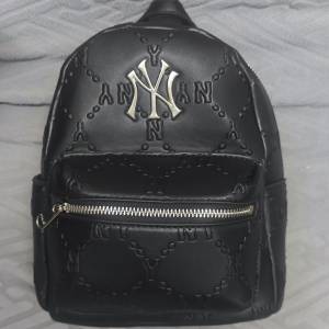 全新MLB黑色迷你背包(尺寸：19*24*10cm)