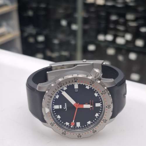 Sinn U1 潛水錶。 防水深度： 1000米(100 bar)。 錶殼材質： 德國潛艇鋼。 錶徑： 4...