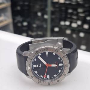 Sinn U1 潛水錶。 防水深度： 1000米(100 bar)。 錶殼材質： 德國潛艇鋼。 錶徑： 4...