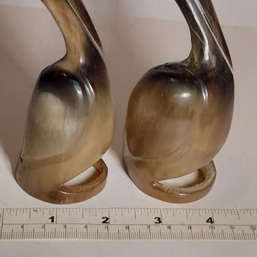 一對牛骨雕刻長頸鶴擺件，高約五吋，共售200元.清貨歡迎出價售給有緣人 .no.W11.4.26