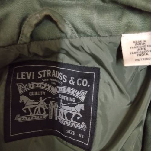 Levi 軍綠外套