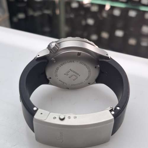 Sinn U1 潛水錶。 防水深度： 1000米(100 bar)。 錶殼材質： 德國潛艇鋼。 錶徑： 4...