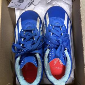 99% 新Adidas兒童足球鞋（石屎地）童裝UK 12