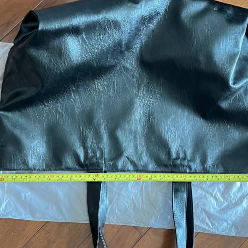 黑色手提袋，採用人造皮革材質 pvc! 多用途袋