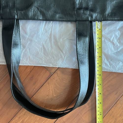 黑色手提袋，採用人造皮革材質 pvc! 多用途袋