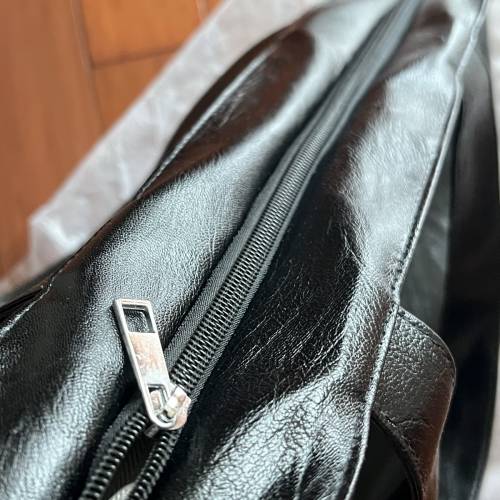 黑色手提袋，採用人造皮革材質 pvc! 多用途袋