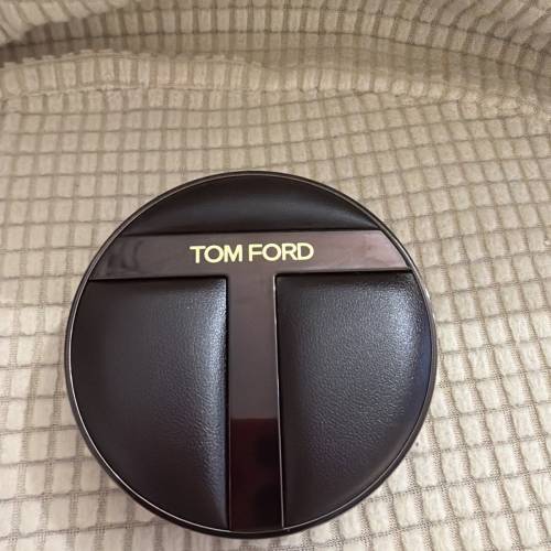 Tom Ford 柔霧氣墊粉餅 (Soft Matte Blurring Cushion Foundation)。