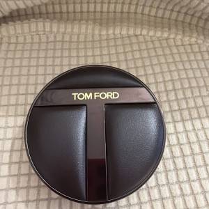 Tom Ford 柔霧氣墊粉餅 (Soft Matte Blurring Cushion Foundation)。