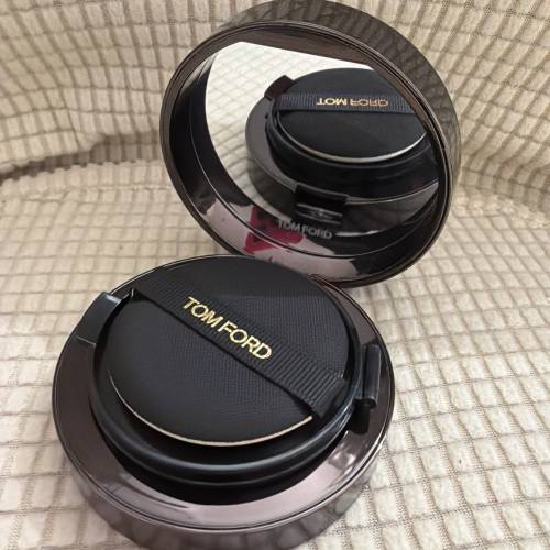 Tom Ford 柔霧氣墊粉餅 (Soft Matte Blurring Cushion Foundation)。