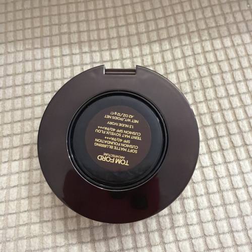 Tom Ford 柔霧氣墊粉餅 (Soft Matte Blurring Cushion Foundation)。