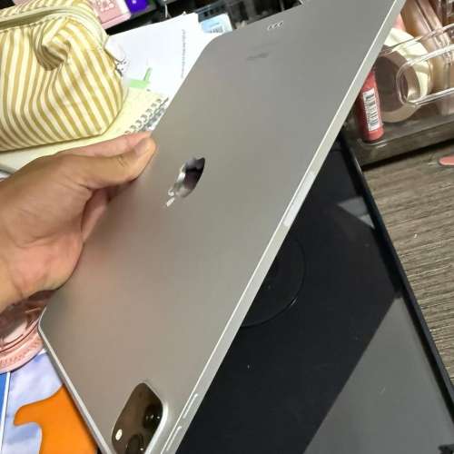 IPad Pro （第4代）11吋 (M2)128gb，港行極新，電池健康度94，還有保養至月底，有套...